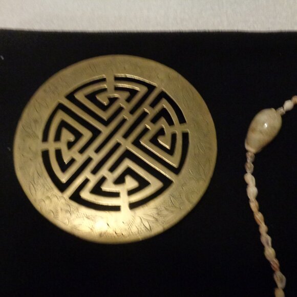 VINTAGE CHINESE STAND OR HANGING 2 SHELL NECKLACES LOT - Picture 10 of 10